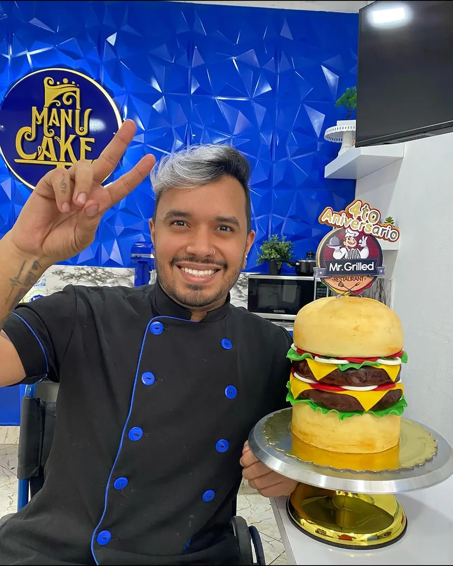 Manuel Guerrero con uno de sus pasteles