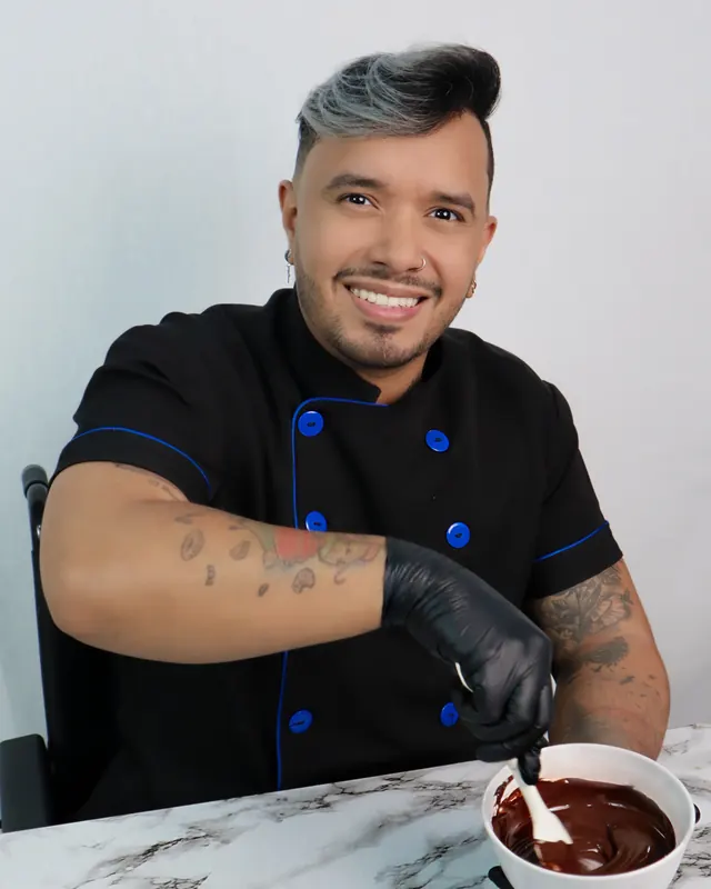 Manuel Guerrero en su cocina, preparando chocolate