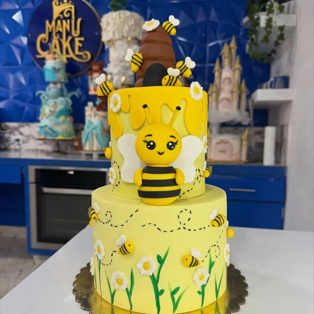 Pastel de dos pisos decorado con abejas