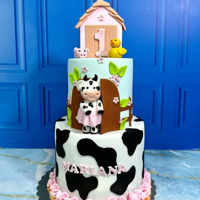 Pastel de tres pisos con tema de granja