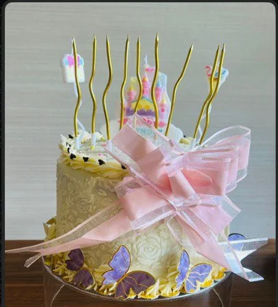 Pastel decorado por Ruby con moño rosa y mariposas
